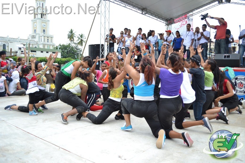 Baile Final de la pascua Juvenil, el grupo "Huellas de Jesua"